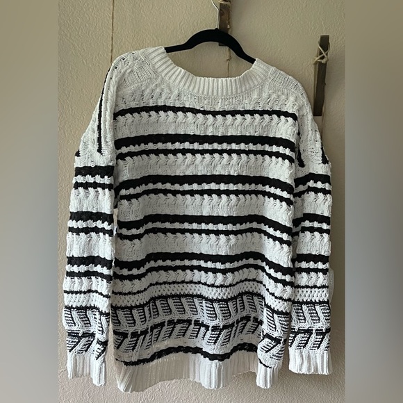 XXL Universal Thread bland and white striped sweater - Picture 2 of 2